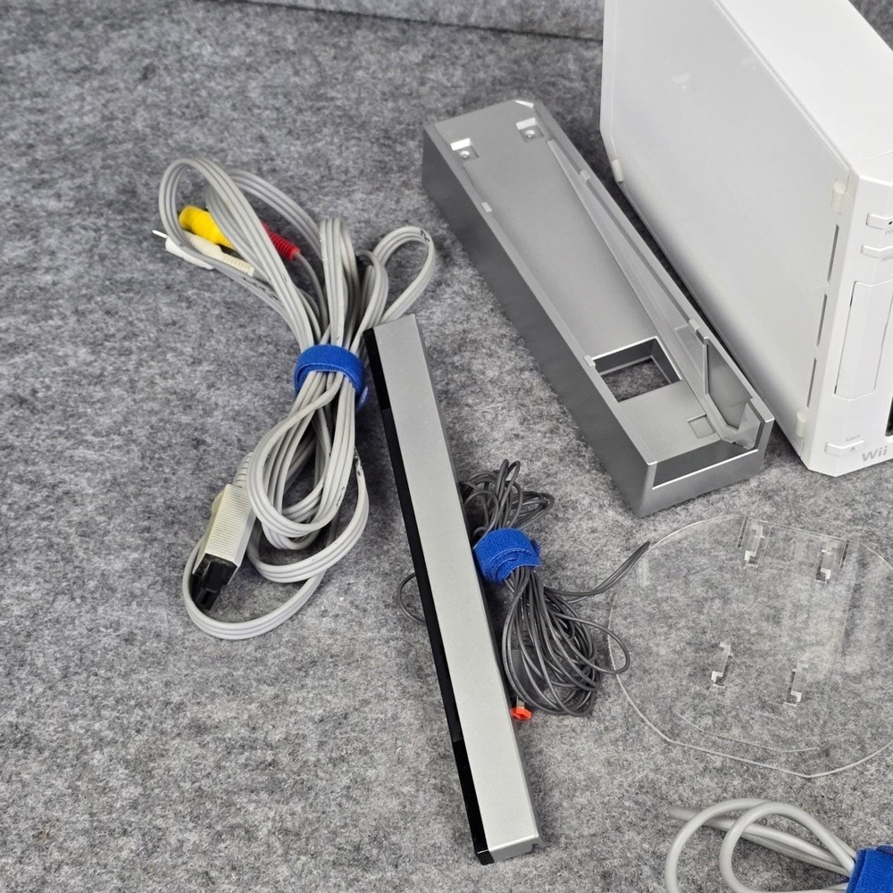 Nintendo Wii Console White RVL-001 GameCube Compatible Bundle Cables Sensor Bar - Picture 3 of 13